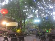 Käyskentelimme Phi Phi saarella alkuillasta, ravintola